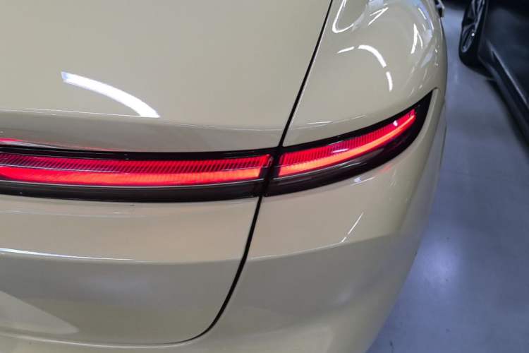 Used Nio ET5 2022 75 kWh Right Rear Taillight