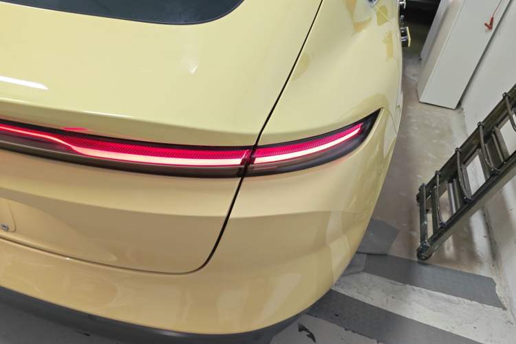 Used Nio ET5 2022 75 kWh Right Rear Taillight