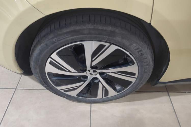 Used Nio ET5 2022 75 kWh Right Rear Wheel Hub