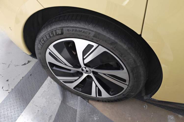 Used Nio ET5 2022 75 kWh Right Rear Wheel Hub