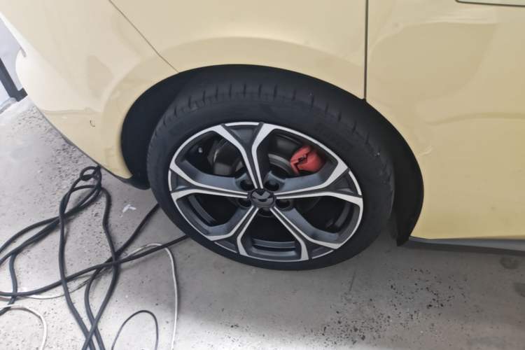 Used Nio ET5 2022 75 kWh Right Rear Wheel Hub