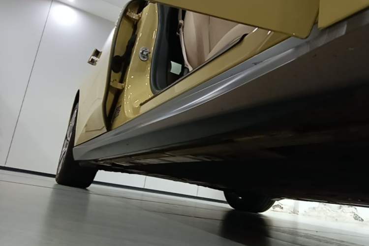 Used Nio ET5 2022 75 kWh Right Side Sill
