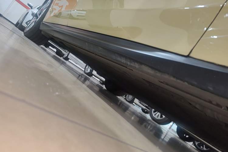 Used Nio ET5 2022 75 kWh Right Side Sill