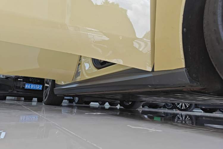Used Nio ET5 2022 75 kWh Right Side Sill