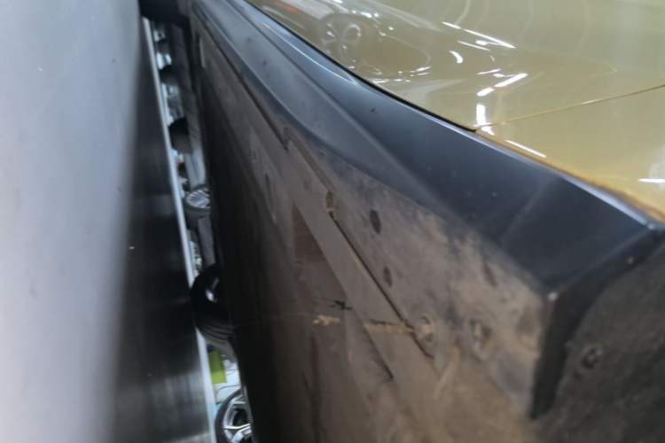 Used Nio ET5 2022 75 kWh Right Side Sill