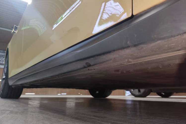 Used Nio ET5 2022 75 kWh Right Side Sill