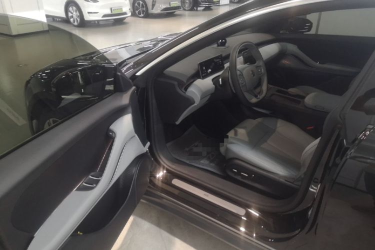 Used Nio ET5 2024 75 kWh Driver Seat