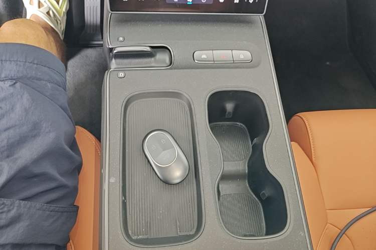 Used Nio ET5 2024 75 kWh Gear Lever