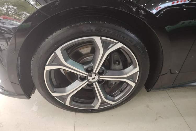 Used Nio ET5 2024 75 kWh Left Front Wheel Hub