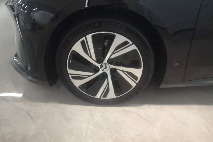 Used Nio ET5 2024 75 kWh Left Front Wheel Hub