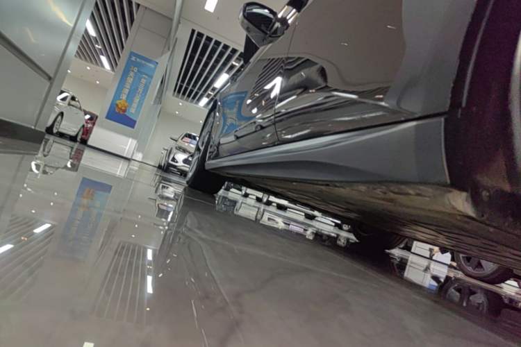 Used Nio ET5 2024 75 kWh Left Side Sill