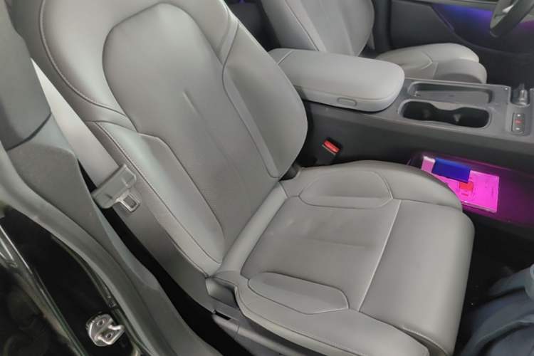 Used Nio ET5 2024 75 kWh Right Front Seat