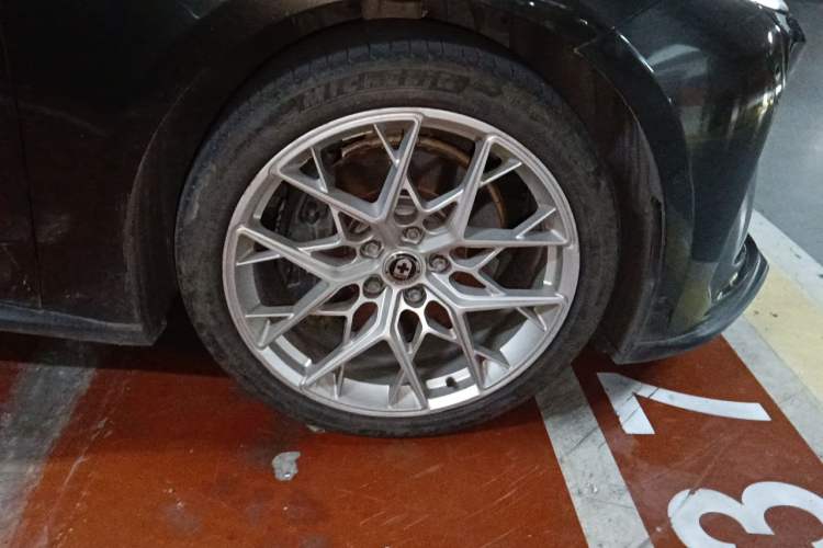 Used Nio ET5 2024 75 kWh Right Front Wheel Hub