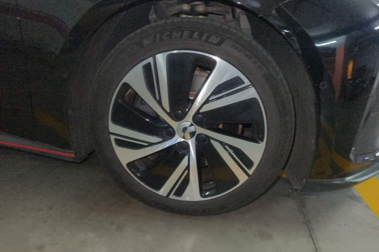 Used Nio ET5 2024 75 kWh Right Front Wheel Hub