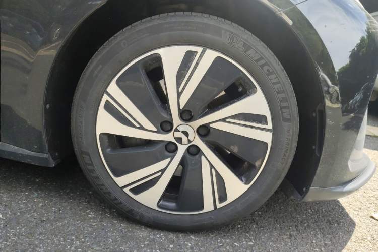 Used Nio ET5 2024 75 kWh Right Front Wheel Hub