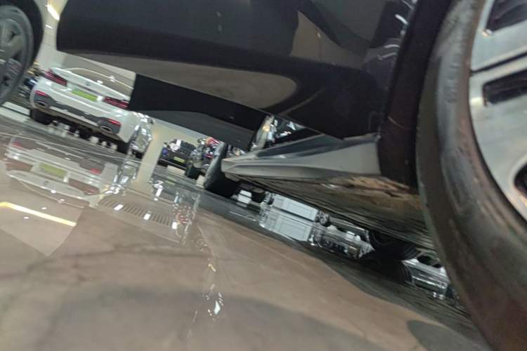 Used Nio ET5 2024 75 kWh Right Side Sill