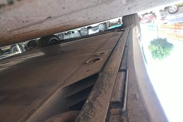 Used Nio ET5 2024 75 kWh Right Side Sill
