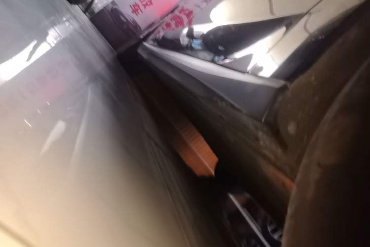 Used Nio ET5 2024 75 kWh Right Side Sill