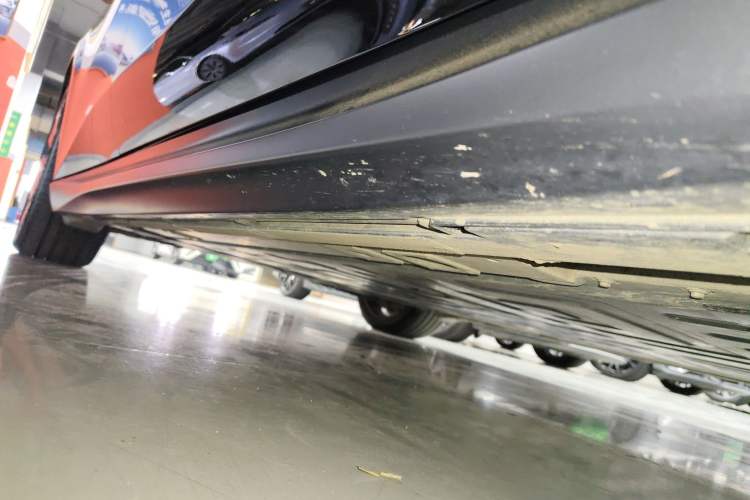 Used Nio ET5 2024 75 kWh Right Side Sill