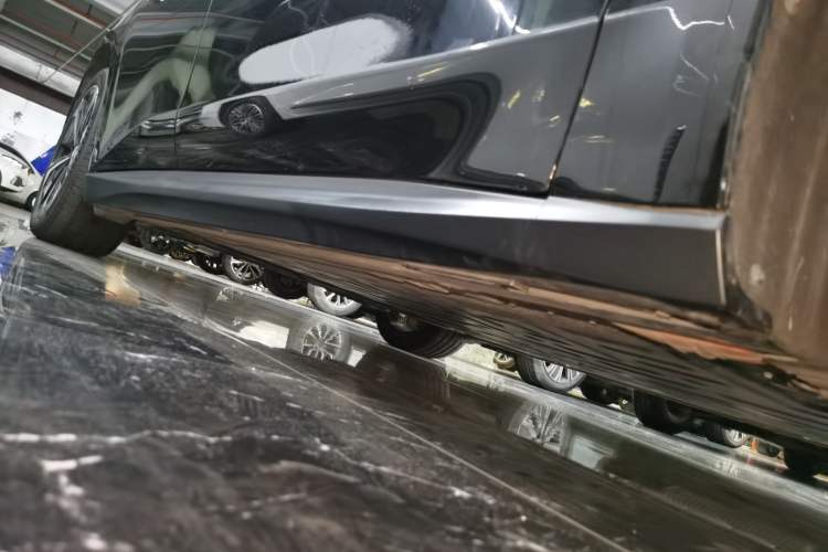Used Nio ET5 2024 75 kWh Right Side Sill