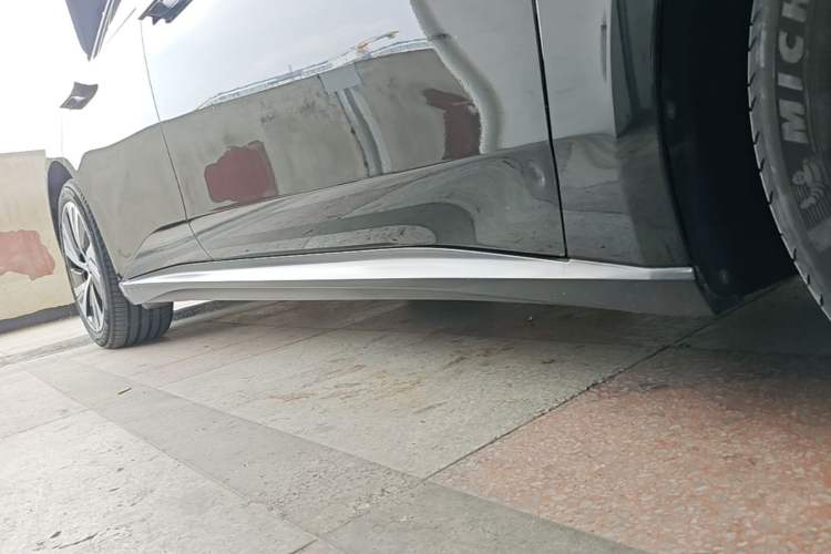 Used Nio ET5 2024 75 kWh Right Side Sill