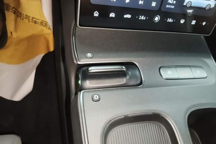 Used Nio ET5 2024 75 kWh Gear Lever