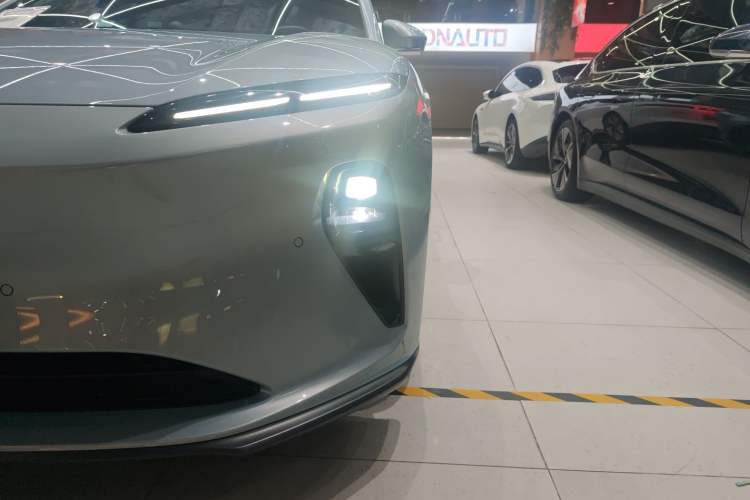 Used Nio ET5 2024 75 kWh Left Front Headlight