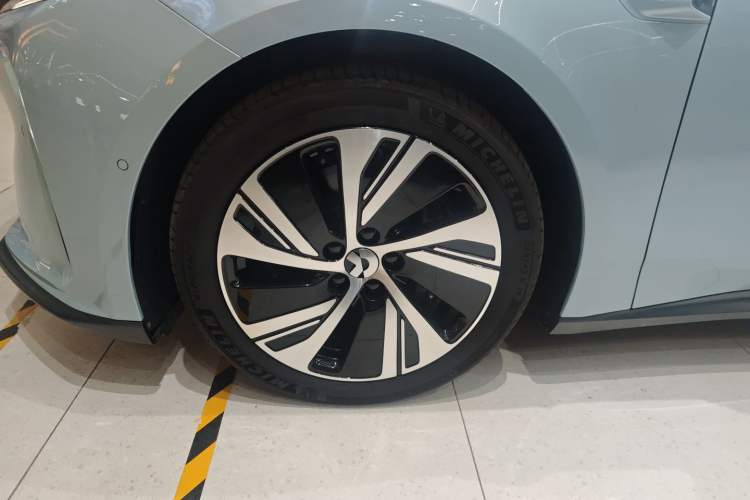Used Nio ET5 2024 75 kWh Left Front Wheel Hub