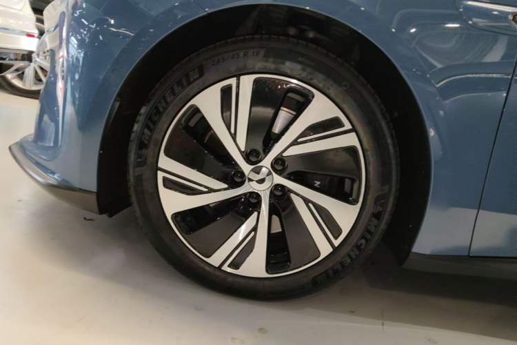 Used Nio ET5 2024 75 kWh Left Front Wheel Hub