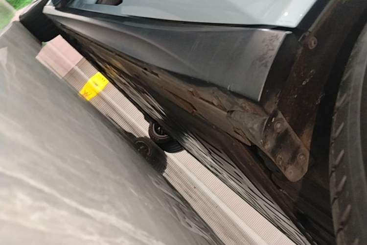 Used Nio ET5 2024 75 kWh Left Side Sill