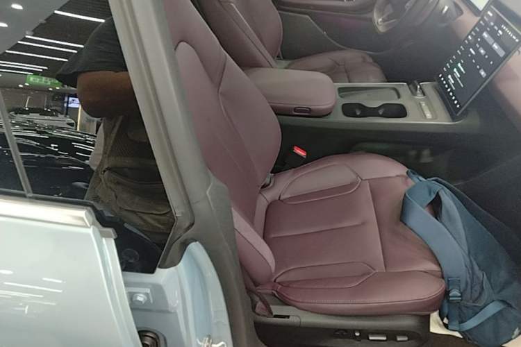 Used Nio ET5 2024 75 kWh Right Front Seat