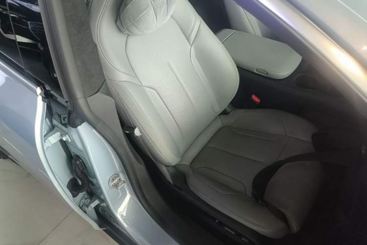 Used Nio ET5 2024 75 kWh Right Front Seat