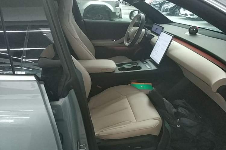 Used Nio ET5 2024 75 kWh Right Front Seat