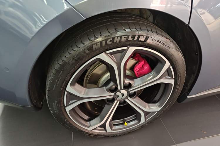 Used Nio ET5 2024 75 kWh Right Rear Wheel Hub