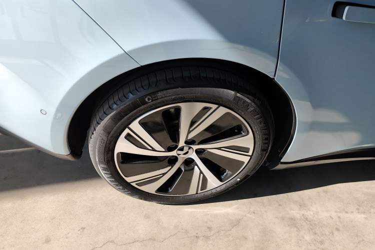 Used Nio ET5 2024 75 kWh Right Rear Wheel Hub