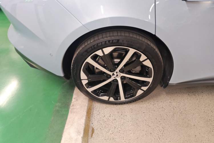 Used Nio ET5 2024 75 kWh Right Rear Wheel Hub
