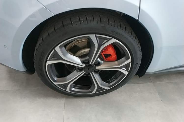 Used Nio ET5 2024 75 kWh Right Rear Wheel Hub