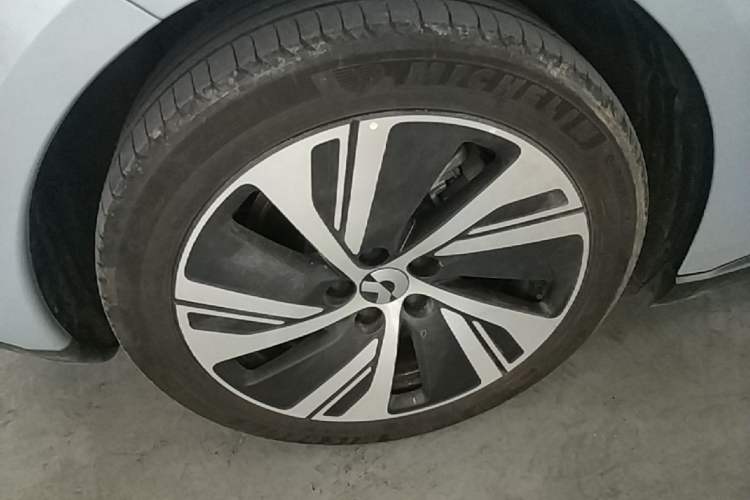 Used Nio ET5 2024 75 kWh Right Rear Wheel Hub