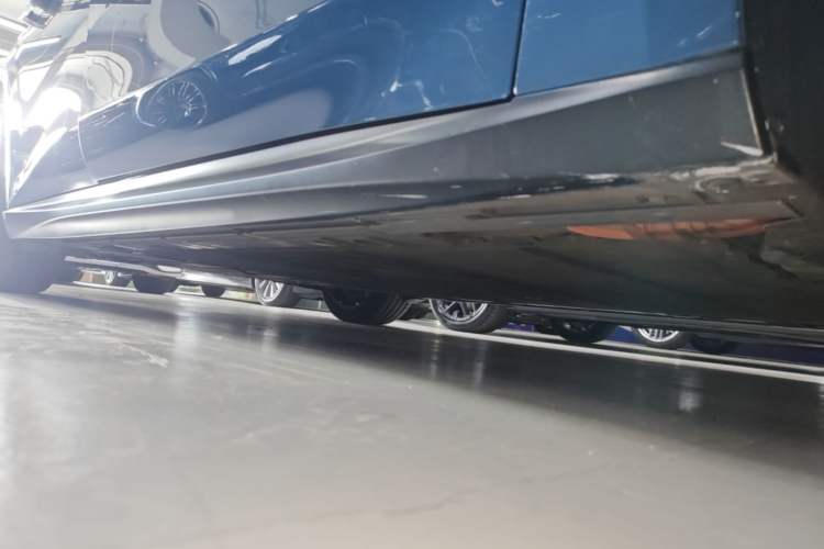 Used Nio ET5 2024 75 kWh Right Side Sill