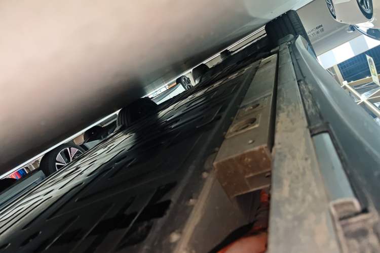 Used Nio ET5 2024 75 kWh Right Side Sill