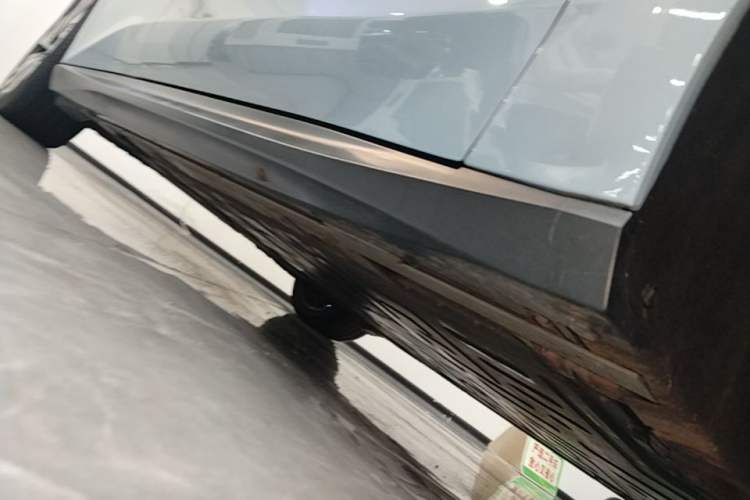 Used Nio ET5 2024 75 kWh Right Side Sill