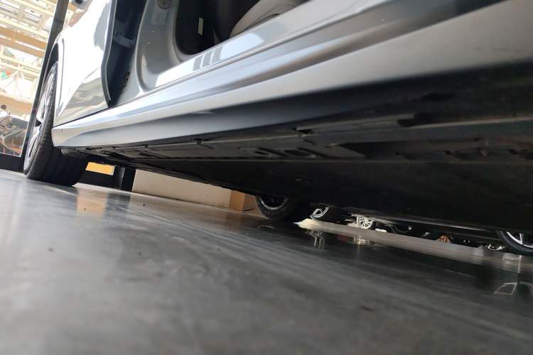 Used Nio ET5 2024 75 kWh Right Side Sill