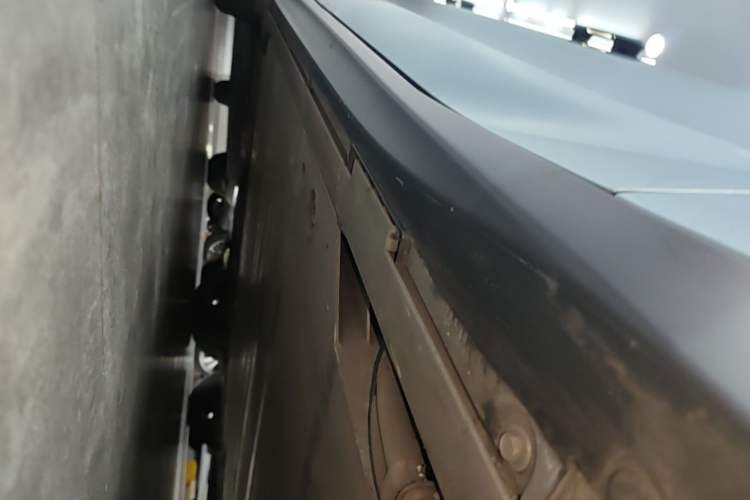 Used Nio ET5 2024 75 kWh Right Side Sill