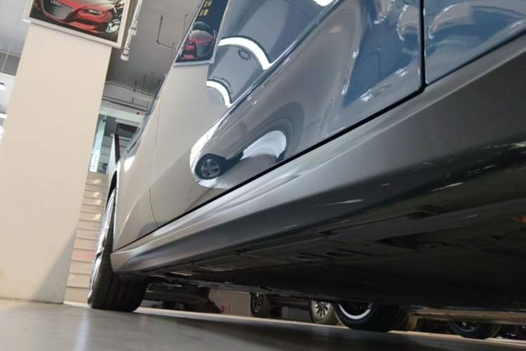 Used Nio ET5 2024 75 kWh Right Side Sill