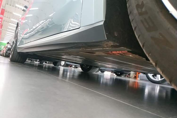 Used Nio ET5 2024 75 kWh Right Side Sill