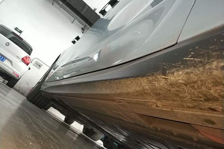 Used Nio ET5 2024 75 kWh Right Side Sill