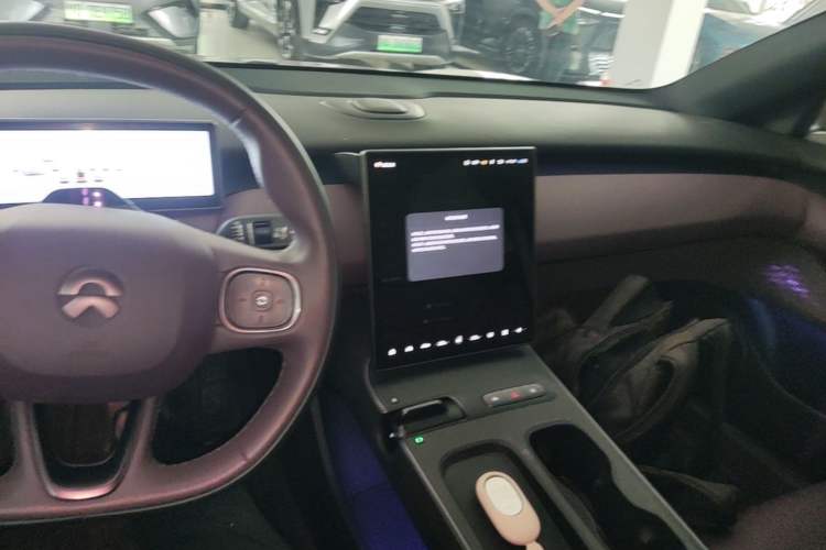 Used Nio ET5 2024 75 kWh Center Console