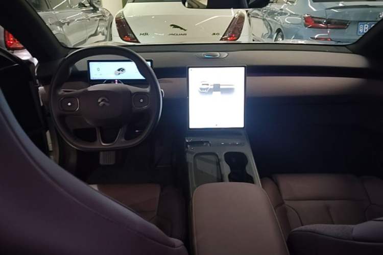 Used Nio ET5 2024 75 kWh Center Console