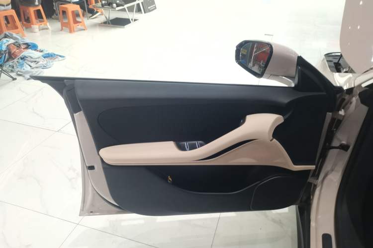 Used Nio ET5 2024 75 kWh Left Front Door Interior