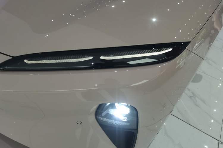 Used Nio ET5 2024 75 kWh Left Front Headlight